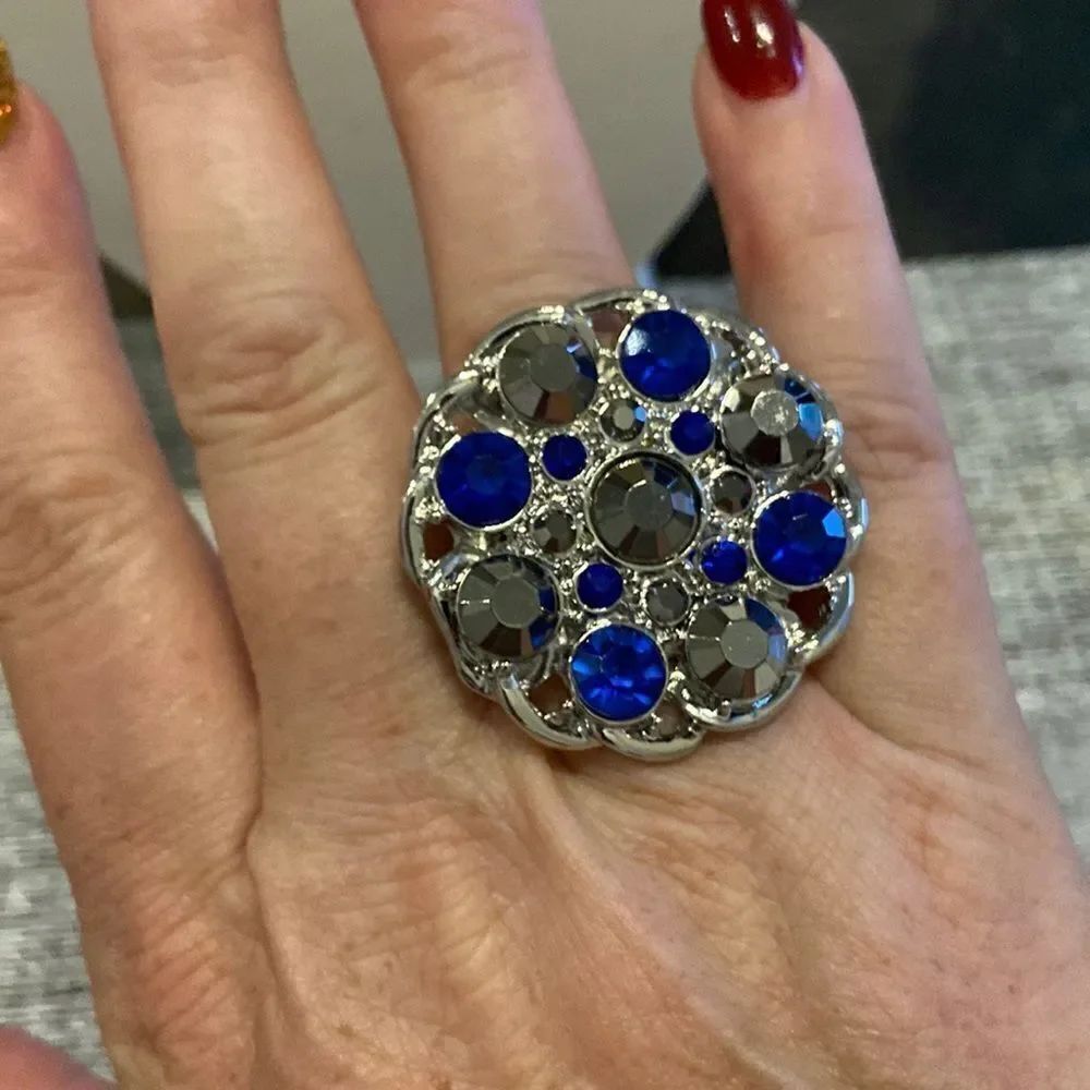 Ring NWOT fashion jewelry stretchy 7-8 size silver color